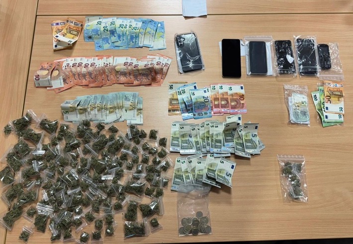 POL-HB: Nr.: 0604--Polizei fasst Dealer in den Wallanlagen--
