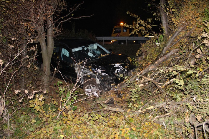 POL-MI: Betrunkener Autofahrer landet vor einem Baum