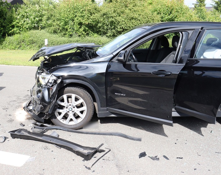 POL-HF: Zwei Schwerverletzte bei Verkehrsunfall - VW und BMW stoßen zusammen