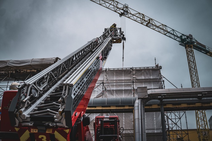 Feuerwehr Rostock: Arbeitsunfall erfordert Spezialeinsatz der Höhenrettung