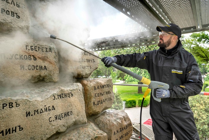 Kärcher reinigt Ärzte-Denkmal in Sofia