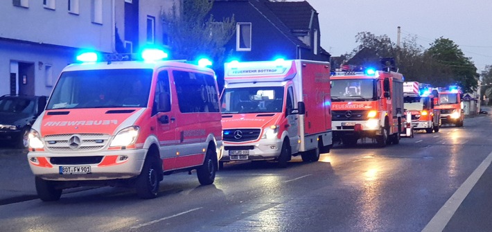 FW-BOT: Gefahrstoffunfall in Bottrop-Ebel, sechs Verletzte ins Krankenhaus transportiert