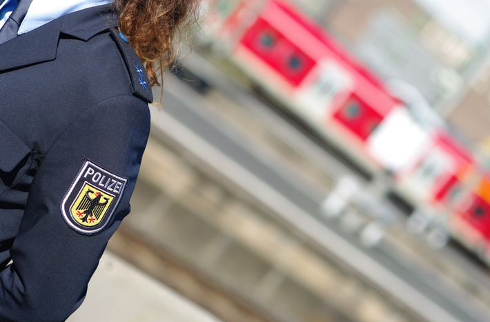 BPOL NRW: 19 neue Bundespolizisten in der Landeshauptstadt