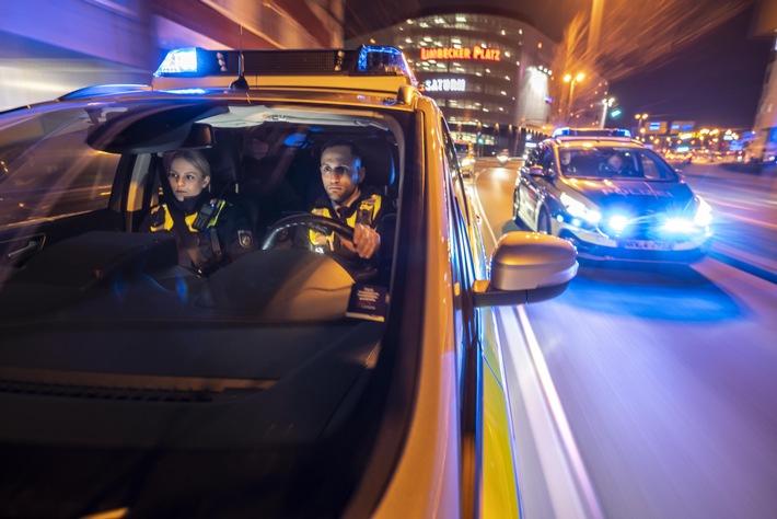 POL-ME: Taxifahrer mit Schreckschusswaffe bedroht - Polizei stellt 21-Jährigen - Velbert - 2402073