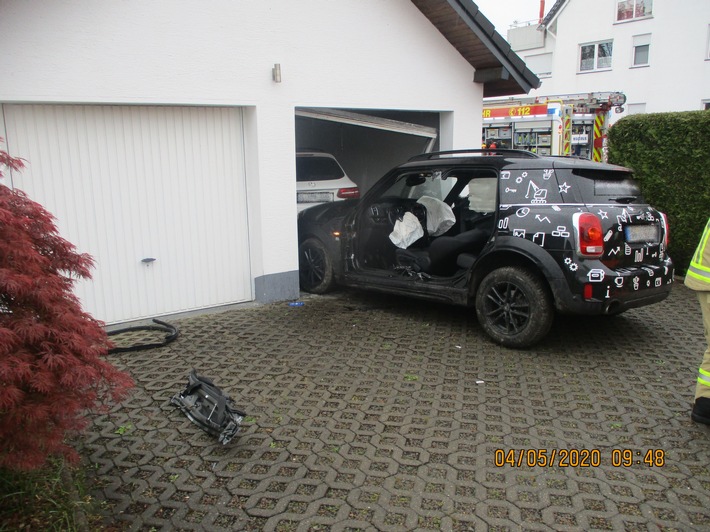 POL-RBK: Wermelskirchen - Fahrer kracht ungebremst in ein Garagentor: Einsturzgefahr
