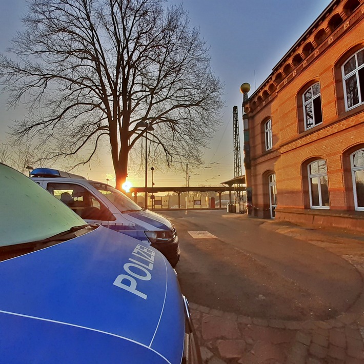 BPOL-HB: Bundespolizeiliche Maßnahmen führen zu Aufgriffen: Beamte stellen einen gewaltbereiten Mann am Bahnhof Uelzen. Ein weiterer trägt ein Messer in der Hand.