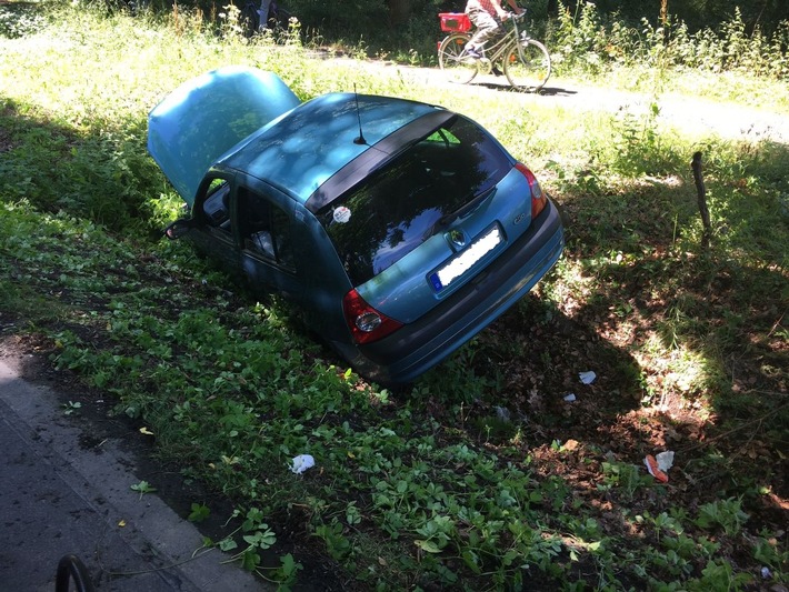 FW-RE: PKW im Straßengraben - eine verletzte Person