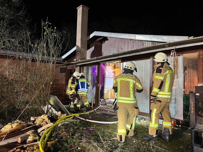 FW Rheurdt: Feuerwehr Rheurdt verhindert bei Brand am Landwehrweg Schlimmeres