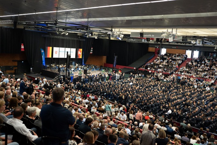 POL-AK NI: In einer feierlichen Zeremonie wurden heute in der Swiss Life Hall Hannover 760 Studierende der Bachelorstudiengänge BA 25/24 und BA 26/25 vereidigt.