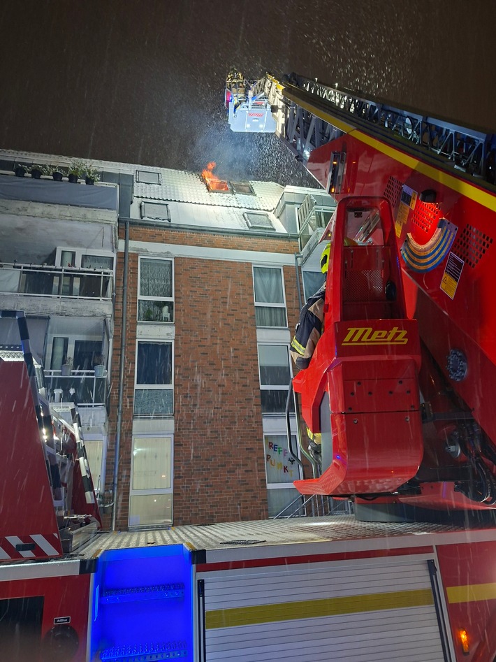 FW-PI: Dachgeschossbrand in der Straße Krähenhorst - 43 Personen unverletzt gesichtet