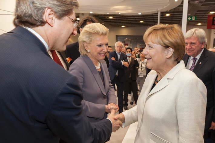 Angela Merkel auf dem IAA-Messestand von Schaeffler / Mobilität für morgen: Schaeffler auf der IAA 2015 in Frankfurt
