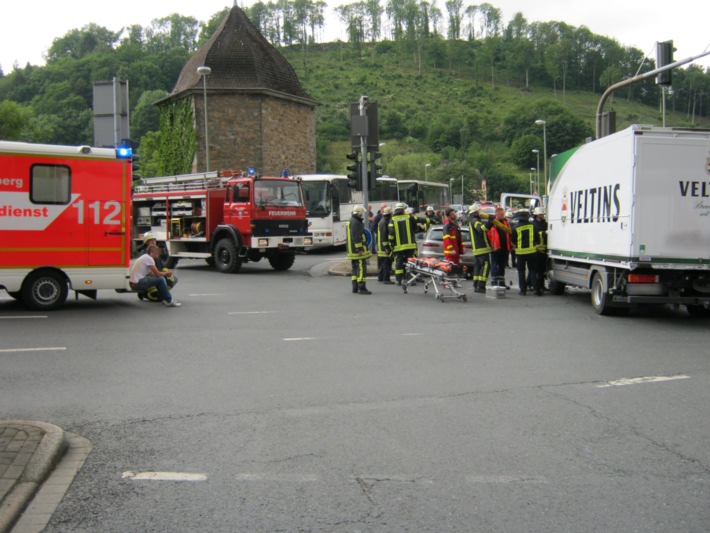 FW-AR: Zwei Verletzte bei Kollison vor Arnsberger Altstadttunnel