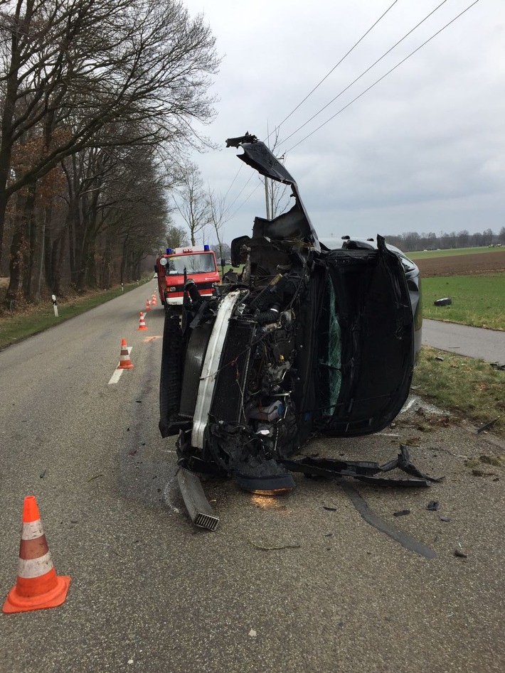 FW-KLE: Schwerer Verkehrsunfall / Fahrzeug prallt gegen Baum und schleudert über die Fahrbahn