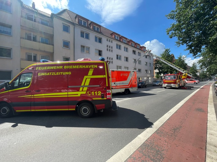 FW Bremerhaven: Personenrettung mit Drehleiter führt zu Straßensperrung