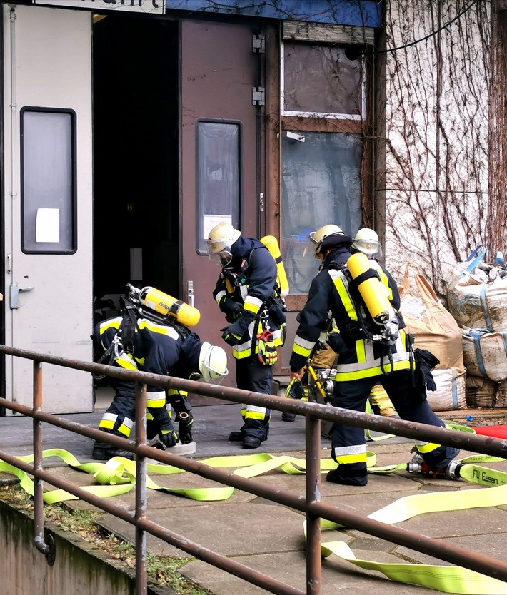 FW-E: Brand in einer Werkstatt der Universität Duisburg-Essen, Brandmeldeanlage verhindert schlimmeres - Keine Verletzten
