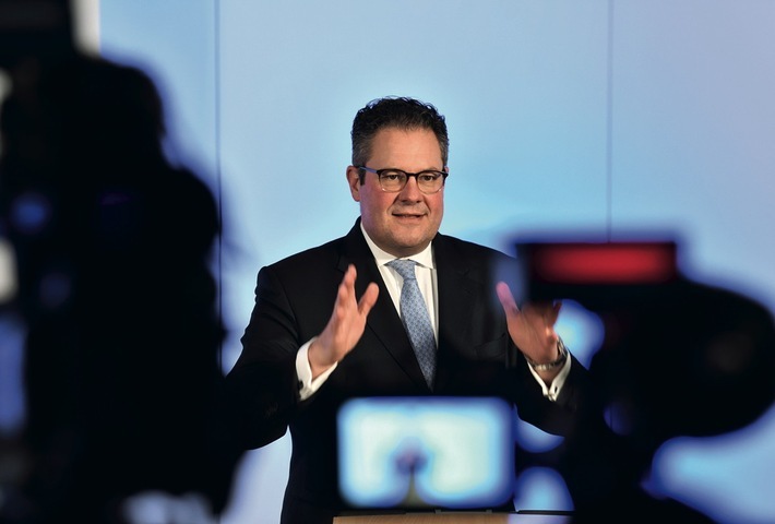 "Wir wachsen weiter und haben als innovativer Lifestyleversicherer alle Chancen, in unseren Märkten Konsumelektronik, Fahrrad sowie Hund und Katze noch stärker zu werden. Neue Marktchancen nutzen wir aufgeschlossen und mit kreativen Ideen", erklärt Patrick Döring, Vorsitzender des Vorstands der Wertgarantie Group, bei der virtuellen Jahrespresseinfo. / Weiterer Text über ots und www.presseportal.de/nr/127001 / Die Verwendung dieses Bildes ist für redaktionelle Zwecke unter Beachtung ggf. genannter Nutzungsbedingungen honorarfrei. Veröffentlichung bitte mit Bildrechte-Hinweis.
