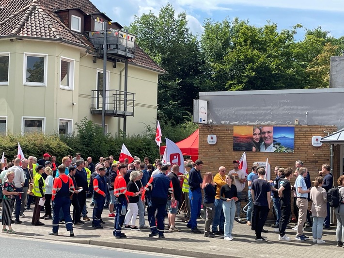 150 Beschäftigte im Industriepark Walsrode demonstrieren für Tarifforderungen