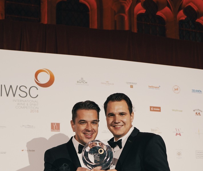Alexander Franke und Markus Escher erhalten in London für ihren GINSTR die IWSC Gin & Tonic Trophy als weltbester Gin für Gin Tonic. Weiterer Text über ots und www.presseportal.de/nr/131632 / Die Verwendung dieses Bildes ist für redaktionelle Zwecke honorarfrei. Veröffentlichung bitte unter Quellenangabe: "obs/Stuttgart Distillers GbR/Maximilian Müller"