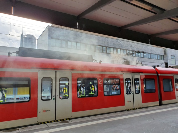 FW-E: Feuer in S-Bahn nach Oberleitungsschaden