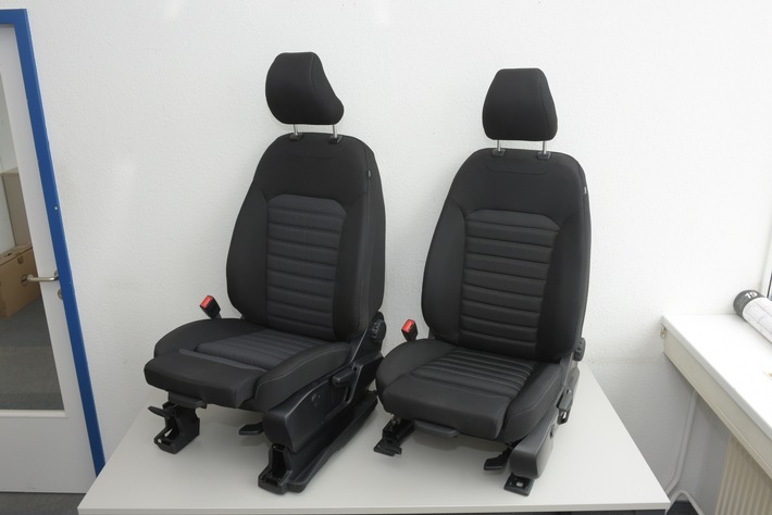 Ford wertet die drei Baureihen Mondeo, S-MAX und Galaxy weiter auf: Ab September (Ford S-MAX und Ford Galaxy) beziehungsweise ab Oktober (Ford Mondeo) sind für Fahrer und Beifahrer dieser Modelle rückenfreundliche Ergonomie-Sitze lieferbar. Sie sind auch für die aktuelle Generation des Ford Focus verfügbar und lassen sich jeweils 18-fach einstellen - was sich für die vorne Sitzenden insbesondere auf längeren Strecken so positiv auswirkt, dass die "Aktion Gesunder Rücken" (AGR e.V.) den neuen Ergonomie-Vordersitzen von Ford ihr prestigeträchtiges AGR-Gütesiegel "Geprüft & empfohlen" verliehen hat. Weiterer Text über ots und www.presseportal.de/nr/6955 / Die Verwendung dieses Bildes ist für redaktionelle Zwecke honorarfrei. Veröffentlichung bitte unter Quellenangabe: "obs/Ford-Werke GmbH"