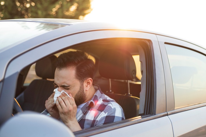 Autofahren mit Allergie / ADAC gibt Tipps, was Auto- und Radfahrer bei Heuschnupfen beachten sollten
