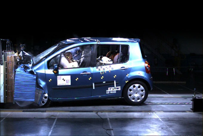 Un septième véhicule Renault primé pour sa sécurité - MODUS: première &quot;petite&quot; voiture à décrocher &quot;5 étoiles&quot; Euro NCAP