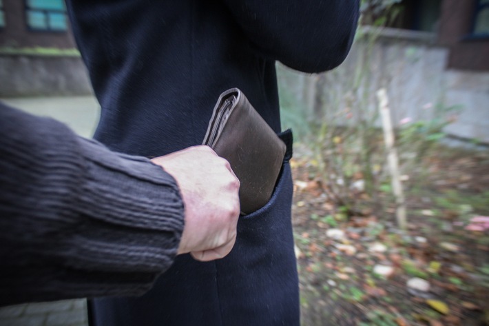 POL-BO: Tipps zum Schutz vor Taschendieben - Fachberater am Samstag in Bochum