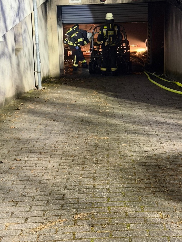 FW-Erkrath: E-Fahrzeug brennt in einer Tiefgarage