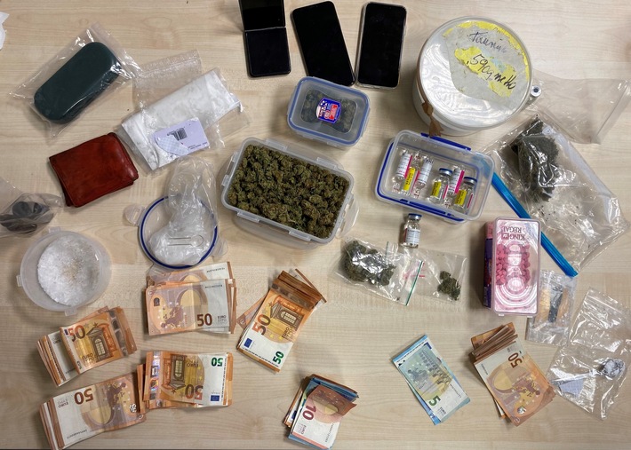 POL-K: 211008-3-K Fahnder nehmen Drogenhändler fest