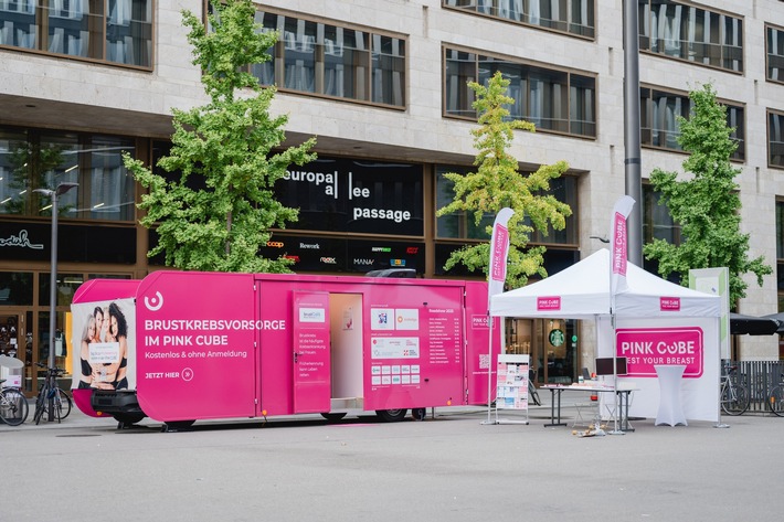 PINK CUBE heute in Zürich: Brustkrebsvorsorge auf dem Europaplatz