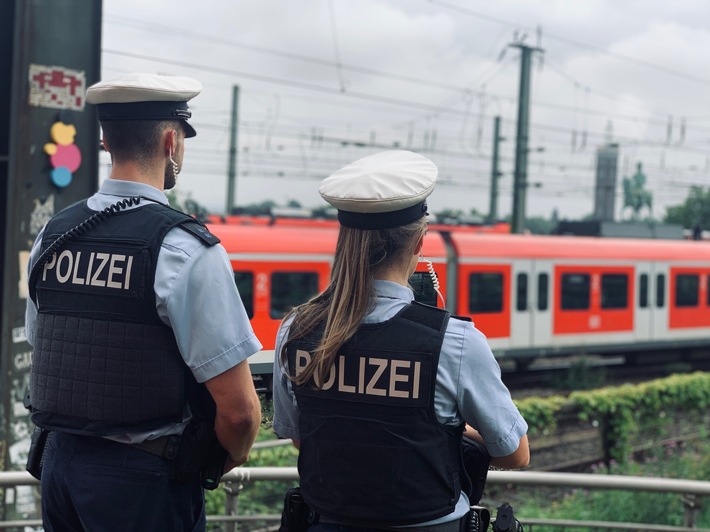 BPOL NRW: Hand in der Bahntür eingeklemmt: Bundespolizei ermittelt nach Unfall