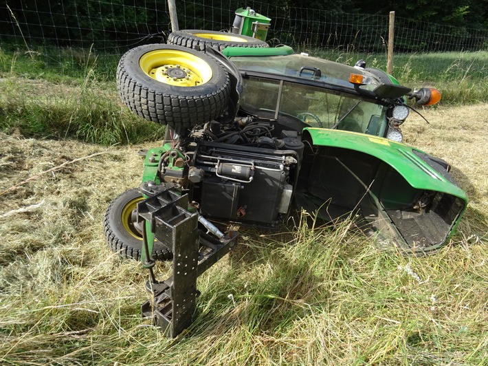 POL-PDWIL: Arbeitsunfall bei Mulcharbeiten, Traktor stürzt um