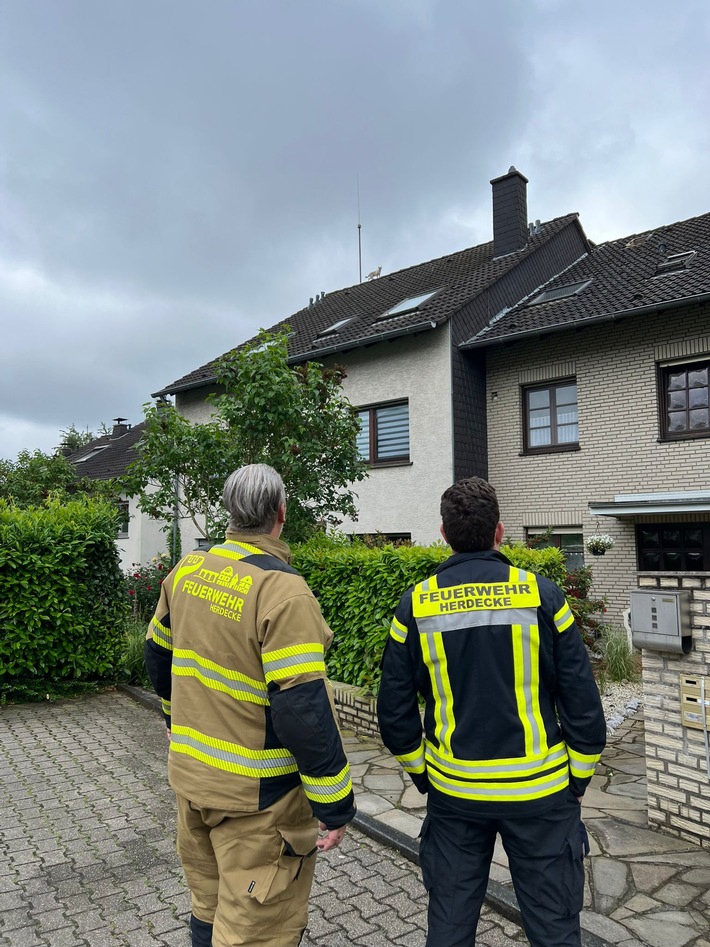 FW-EN: Hauskatze vom Dach gerettet - Viele Aktivitäten für die Feuerwehr Herdecke