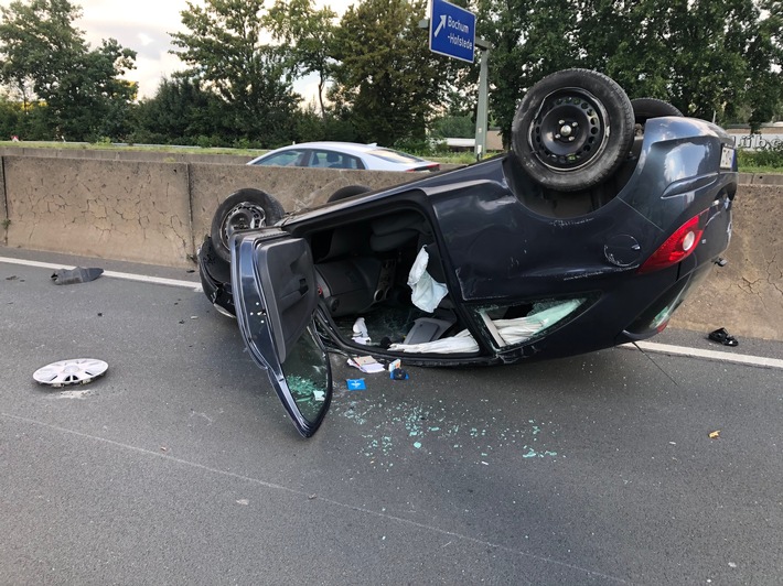 FW-BO: PKW überschlägt sich auf der Autobahn