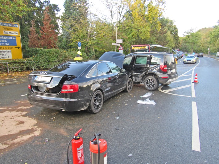 POL-ME: Schwere Kollision mit einem PKW der ordnungsgemäß wendet - Ratingen - 2010069