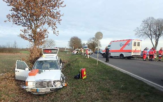 POL-ROW: ++ Zwei Verletzte bei Unfall auf der B 75 ++ Betrunken mit dem Auto zum Zigarettenholen ++ Einbruch in Campingplatz-Büro ++ Wildschweine auf der Kreisstraße - 30-jähriger Fahrer verletzt ++