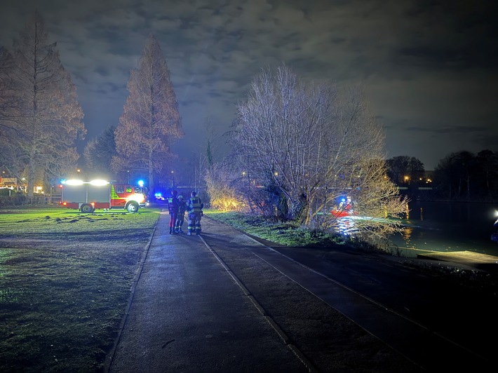 FW-EN: Großeinsatz von Feuerwehr und DLRG an der Ruhr - Zeugin rettet Wassersportler aus Gewässer