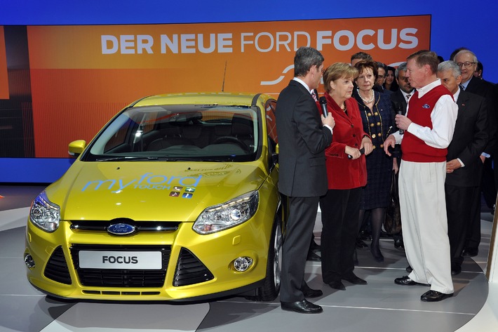 CeBIT: Bundeskanzlerin Merkel besucht Ford-Stand (mit Bild)