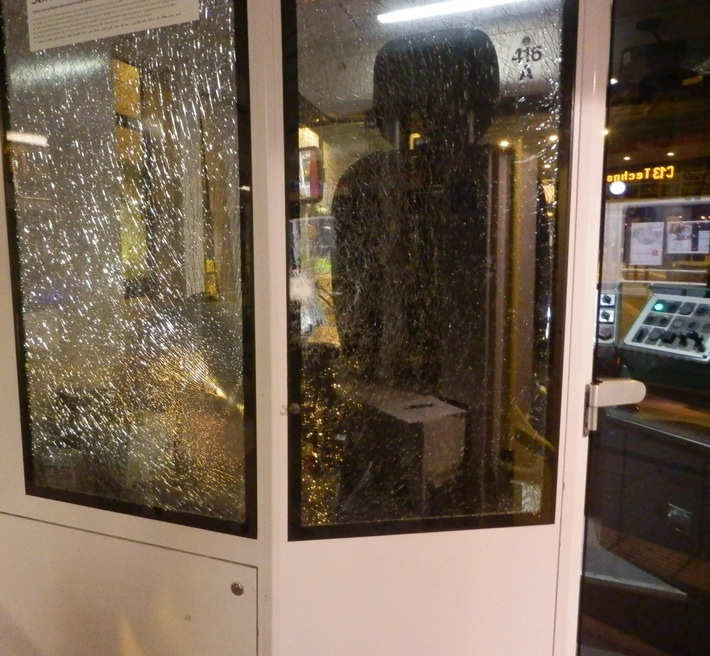 BPOLI C: Zugbegleiter in Stollberg mit Glasflasche angegriffen