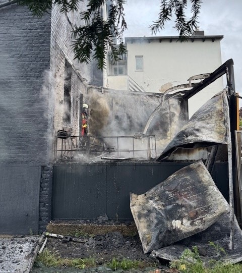FW Düren: Wohnungsbrand am frühen Morgen - Feuerwehr Düren bringt Feuer schnell unter Kontrolle