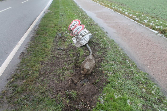 POL-KR: Krefelder fährt Verkehrsschild um und verliert sein Kennzeichen am Unfallort