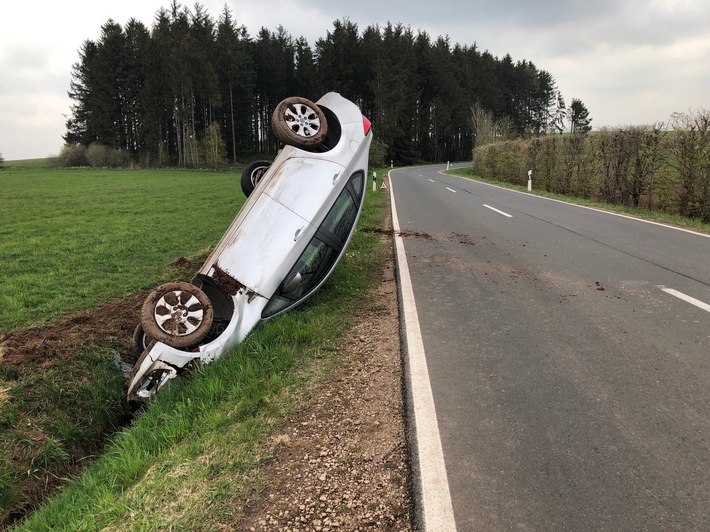 POL-PDWIL: Verkehrsunfall Auf Der L1 - PKW überschlägt Sich | Presseportal