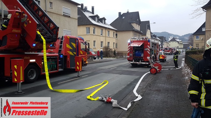 FW-PL: OT-Ohle. Feuerwehrmann bemerkt Rauchentwicklung aus Gebäude.Schornsteinbrand.