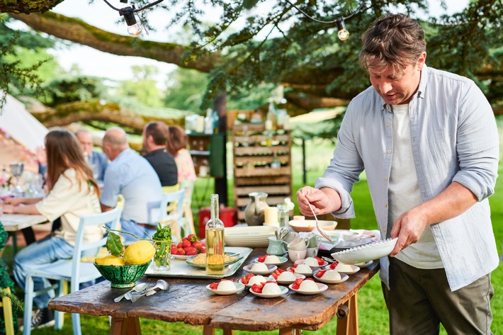 Neue Koch-Serie: &quot;Jamie Oliver: Together - Alle an einem Tisch&quot; / Jamie feiert bei RTL Living in einer Deutschlandpremiere ein Fest des guten Essens / Preview im Media Hub