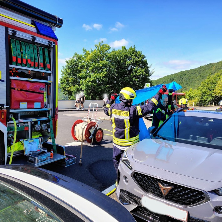 FW Heimbach: Hund am Rursee in Pkw eingeschlossen - Feuerwehr mit Wasser und Spezialwerkzeug im Einsatz