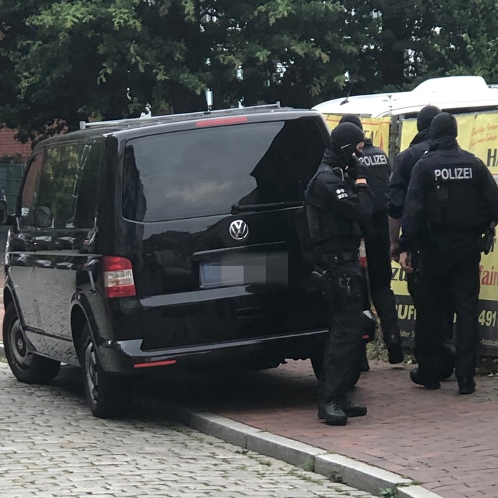 BPOL-BadBentheim: Erfolgreicher Einsatz gegen die organisierte Schleusungskriminalität - Bundespolizei durchsucht im Auftrag der Staatsanwaltschaft Aurich mehrere Wohnungen und nimmt einen Tatverdächtigen fest