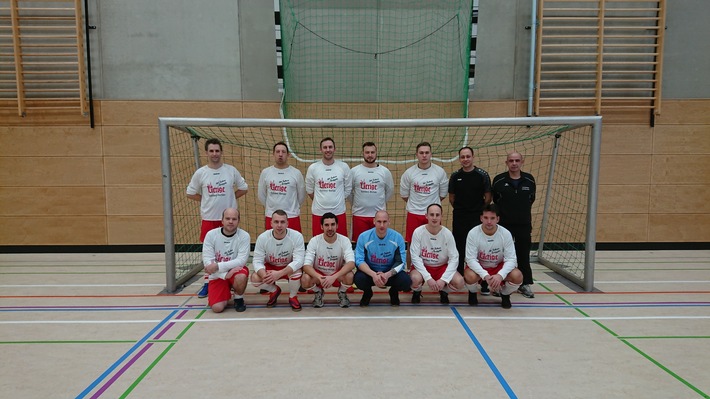 FW-D: 15. Hallenfußballmeisterschaft der Berufsfeuerwehr Düsseldorf - Feuerwache Hüttenstraße siegte im knappen Endspiel gegen Vorjahresmeister aus Flingern