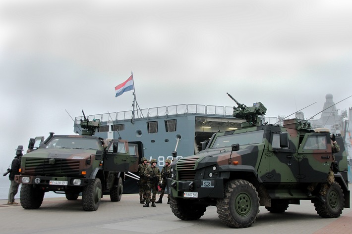 Vom Land zum Meer - Seebataillon probt 
Evakuierungsoperation in Rostock - Übungspartner ist niederländische &quot;Karel Doorman&quot;