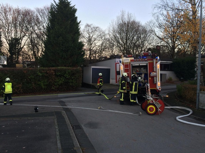 FW Mettmann: Gebäudebrand eines Einfamilienhauses in Metzkausen. 
Die Ursache ist Unbekannt. Die Bewohner waren zum Zeitpunkt des Brandes nicht zu Hause und blieben unverletzt.