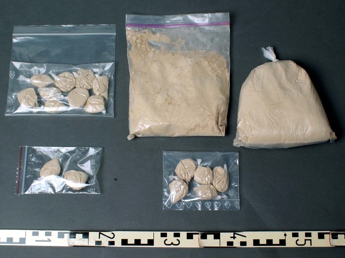 POL-D: 1 Kilo Heroin sichergestellt